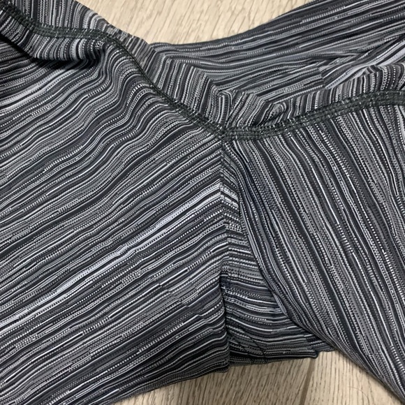 Lululemon on the fly pants 7/8 27” size 2 - Picture 4 of 6